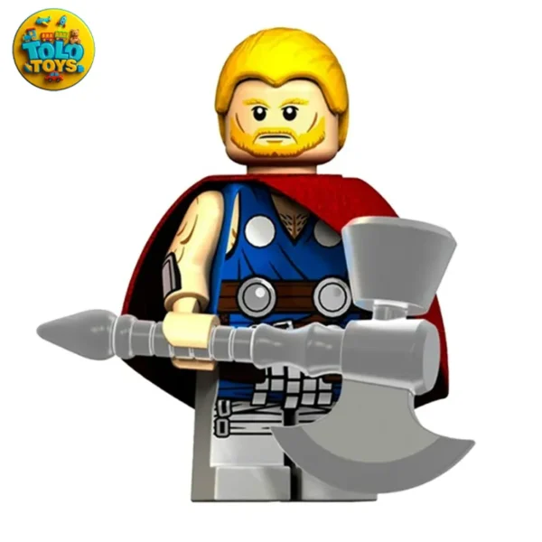 مینی فیگور لگویی ثور مارول ویژگیهای مینی فیگور لگویی ثور (Thor): 🔨 چکش میولنیر (Mjolnir): نمادینترین سلاح ثور، میولنیر، با جزئیات دقیق و رنگ متالیک که حس قدرت و اصالت را القا میکند، همراه این فیگور ارائه شده است. ⚡ زره و شنل قرمز: لباس کلاسیک ثور با جزئیات فلزی، طرحهای خاص و شنل قرمز معروفش که نشاندهنده مقام و قدرت اوست، به خوبی در طراحی این مینی فیگور نمایان است. 😠 چهره مصمم و جنگاور: چهره ثور با ریش بلند، کلاهخود (در برخی نسخهها) و نگاهی مصمم، بیانگر اراده پولادین او در رویارویی با دشمنان است. 🛡️ قدرت خدای تندر: نمایشگر قدرت خارقالعاده ثور، توانایی او در کنترل صاعقه و تندر، که با استفاده از قطعات لگو شفاف و رنگی قابل تجسم است. 💪 اندام عضلانی و قدرتمند: طراحی فیگور به گونهای است که قدرت بدنی و هیکل ورزیده ثور را به خوبی نشان میدهد. 🌌 کیفیت ساخت بالا: مانند تمام محصولات لگو، این مینی فیگور از مواد با کیفیت ساخته شده، دوام بالایی دارد و برای نمایش یا بازی ایدهآل است.