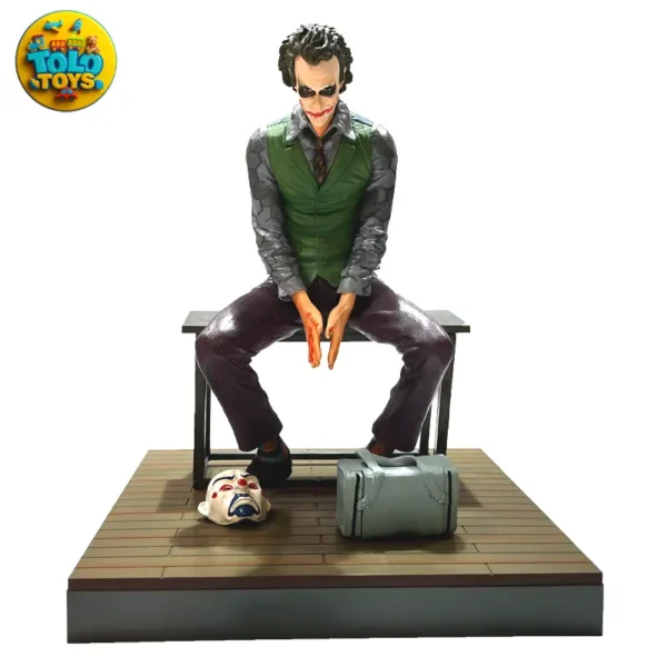 فیگور جوکر Joker نشسته